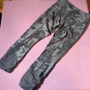 Lululemon Practice Daily Crop Brisk Bloom Black Soot / Black - Size 4 Pockets